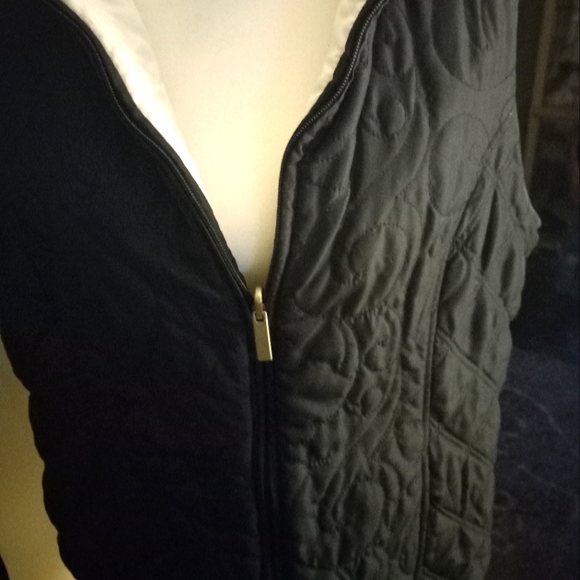 Used,not new,never worn  reversible black/cream sleevless quilted zip up vest. - Picture 1 of 4